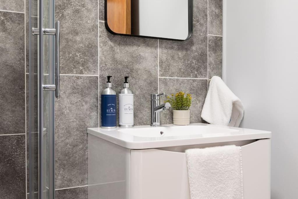 Modern Penthouse Apartment 2 Bed, 2 Bath Sleeps 6 City Centre Belfast Bagian luar foto