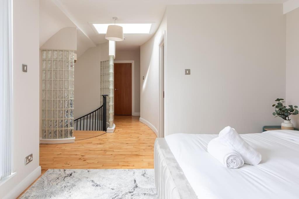 Modern Penthouse Apartment 2 Bed, 2 Bath Sleeps 6 City Centre Belfast Bagian luar foto