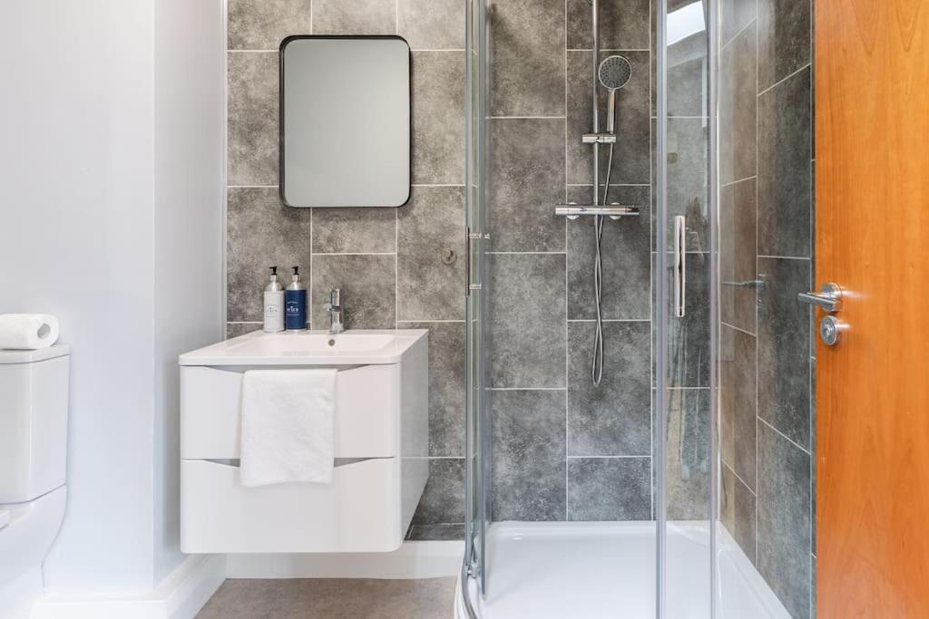 Modern Penthouse Apartment 2 Bed, 2 Bath Sleeps 6 City Centre Belfast Bagian luar foto