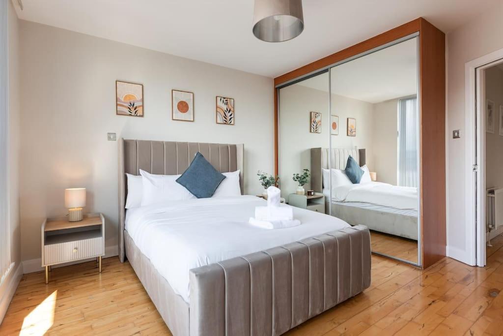 Modern Penthouse Apartment 2 Bed, 2 Bath Sleeps 6 City Centre Belfast Bagian luar foto